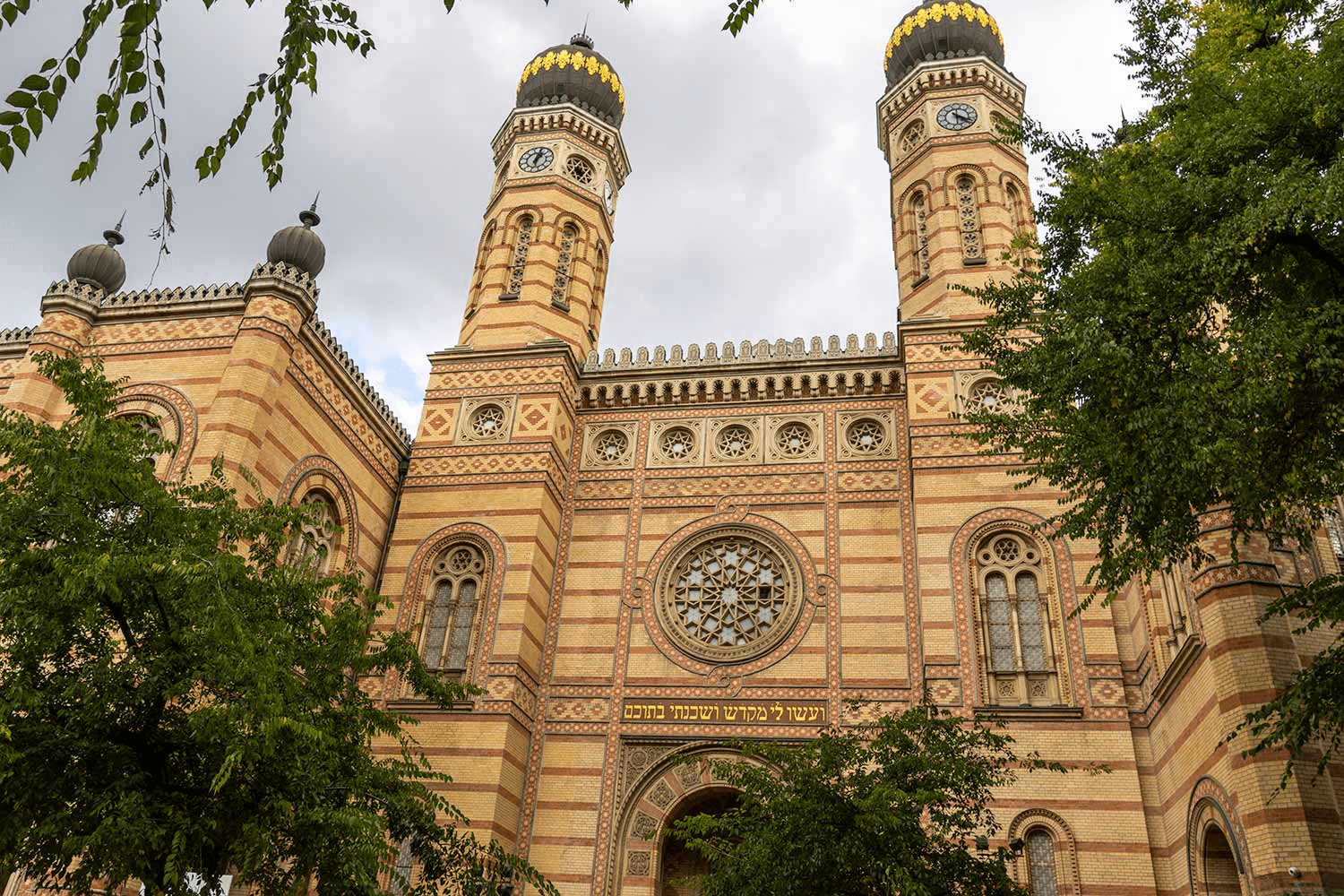 Den store synagogen i Dohány utca med maurisk fasade og tvillingtårn mot gaten i Pest.