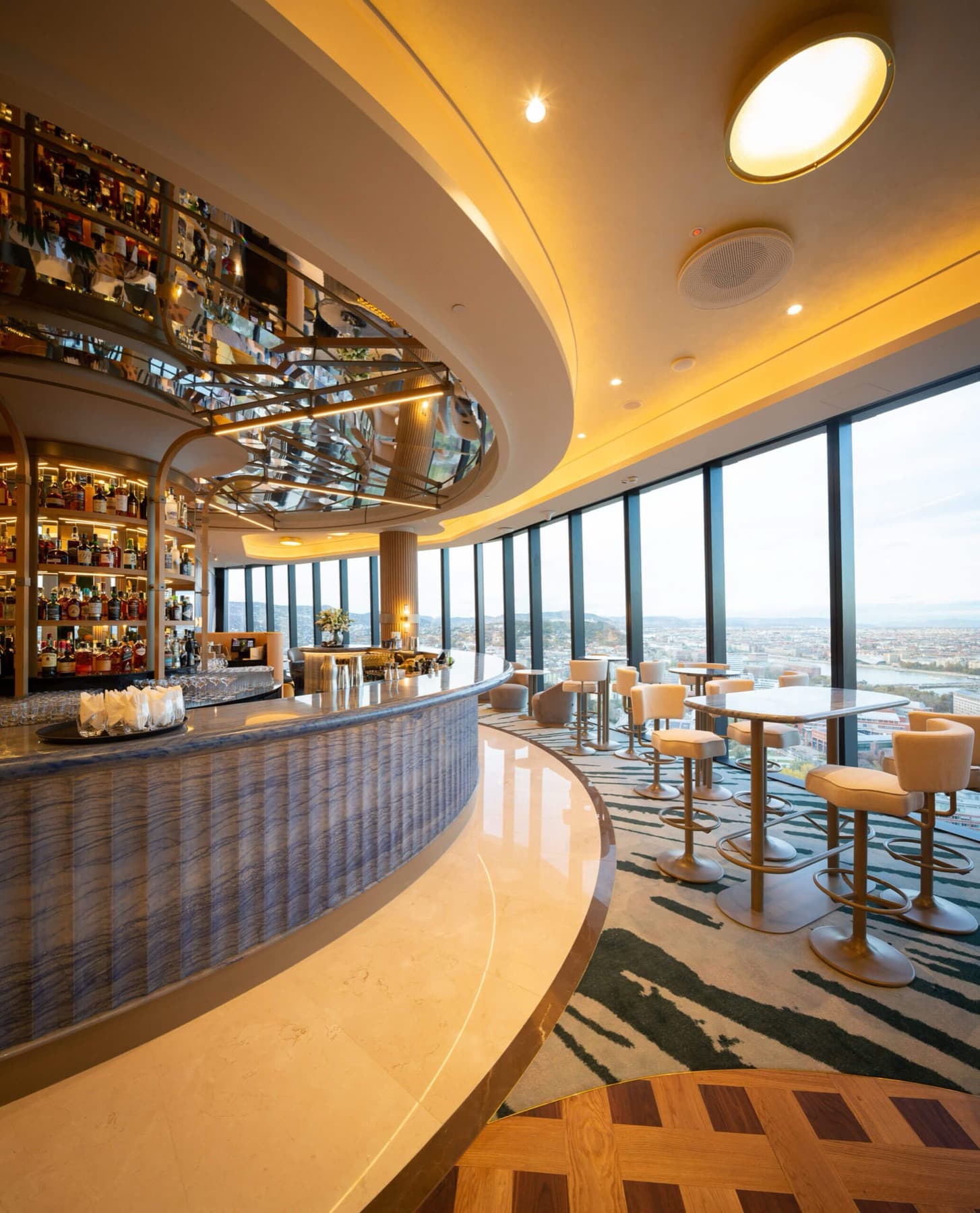 Panoramautsikt og restaurantmiljø fra VIRTU i Budapest.