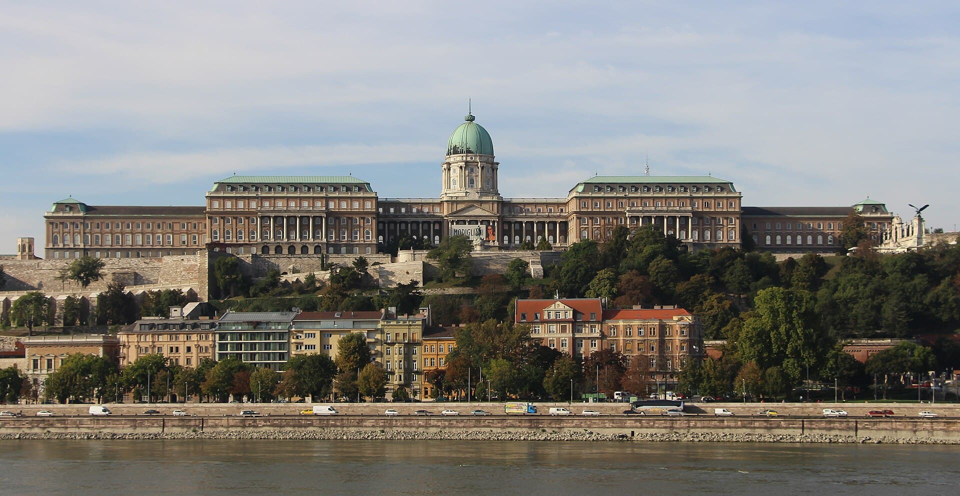 Buda slott med slottsmurene over Budapest.