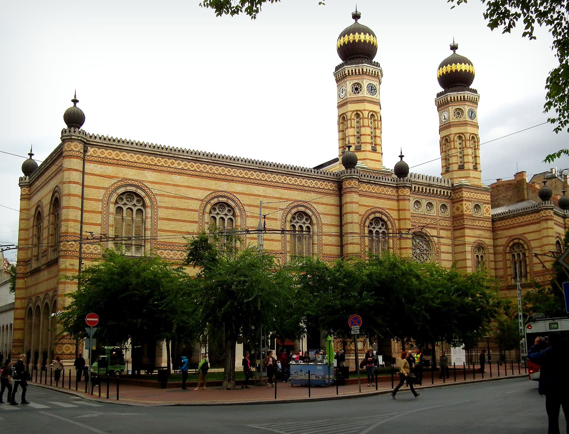 Den store synagogen med tårnene og fasaden mot gaten.