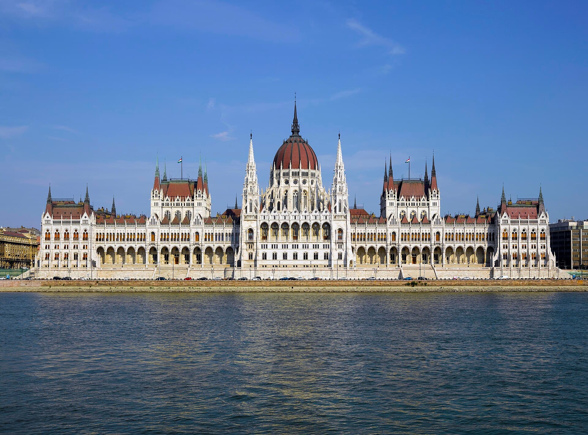 Parlamentsbygningen langs Donau i Budapest.