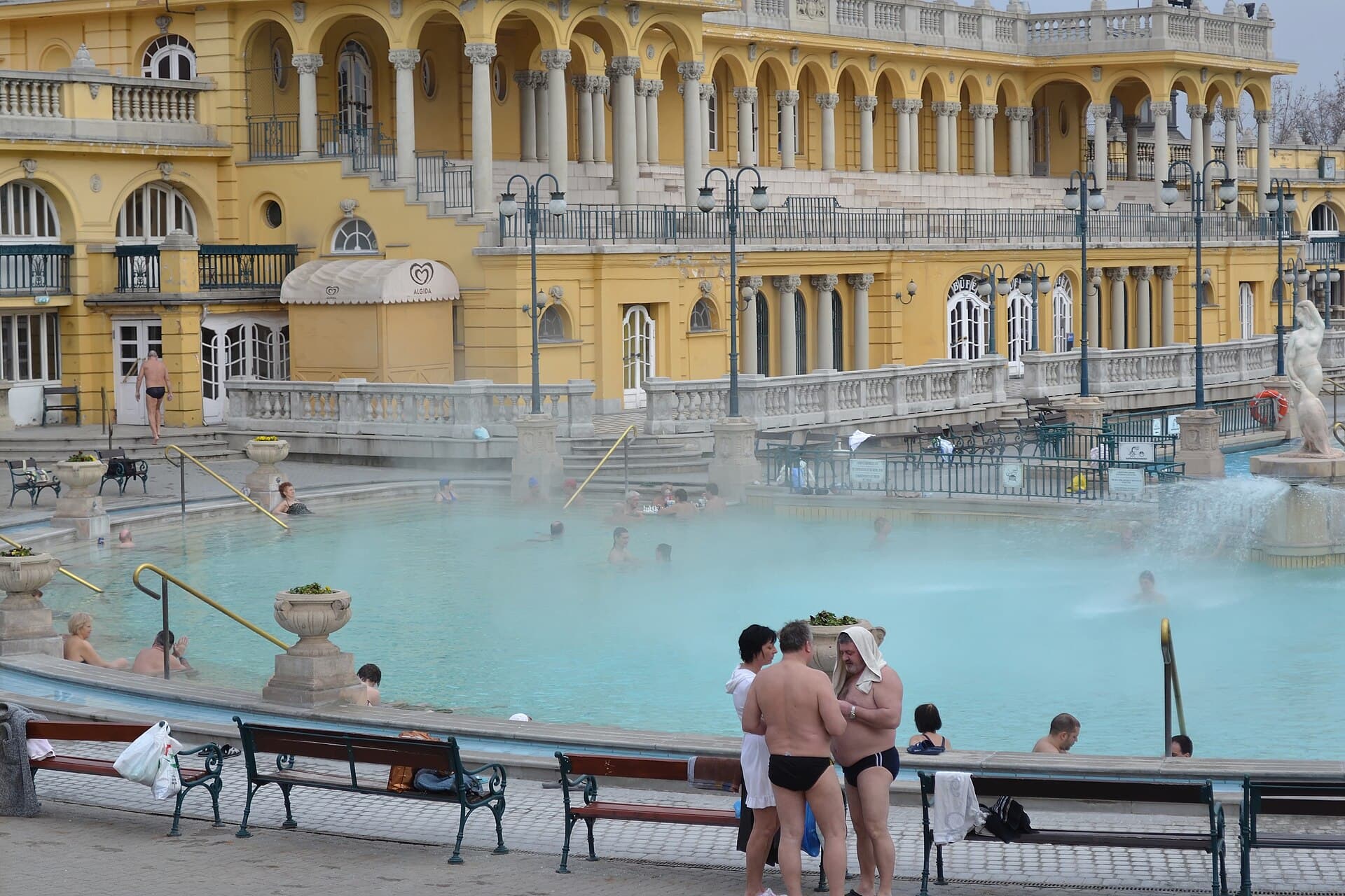 Széchenyi-badet med de gule fasadene rundt bassengene.